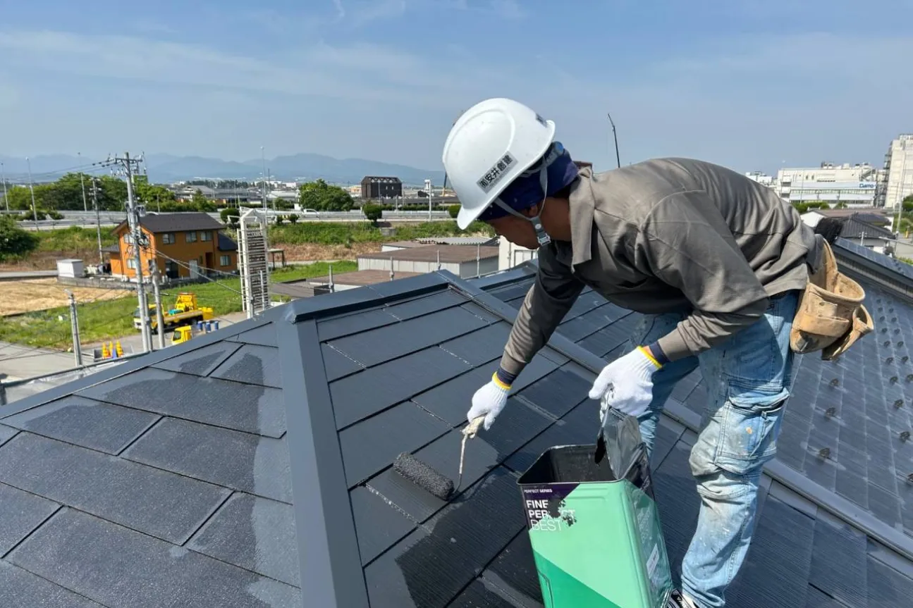 屋根塗装をする職人