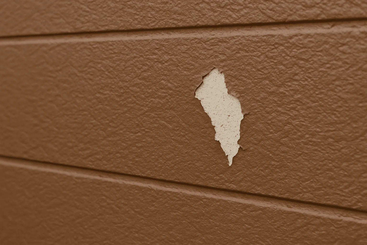 外壁塗装が剥がれる原因とは？原因と補修のタイミングを徹底解説！